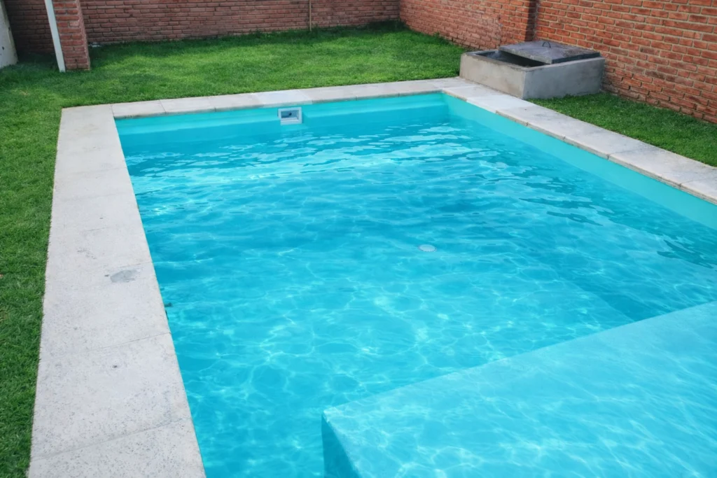piscina con cesped